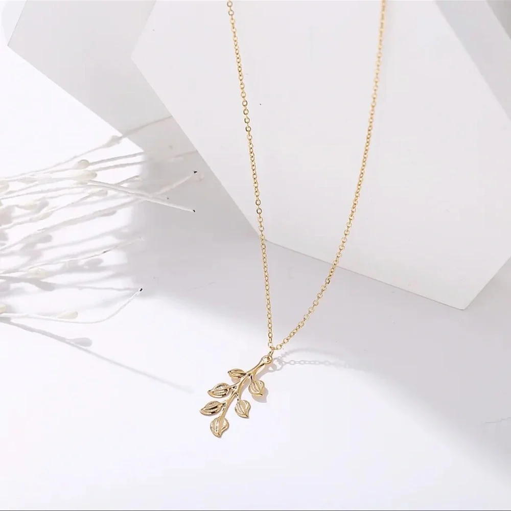 NWOT Leaves charm on gold-tone Necklace with chain - Picture 9 of 10